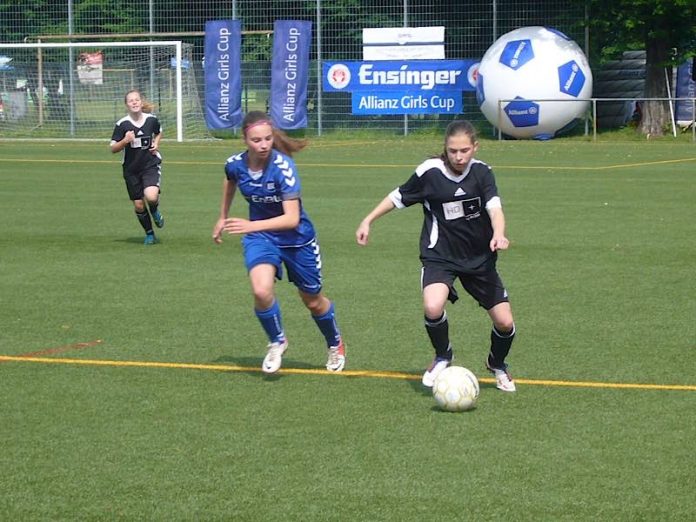 Junge Fußballerinnen bei einem Turnier in Karlsruher (Foto: Hannes Blank)