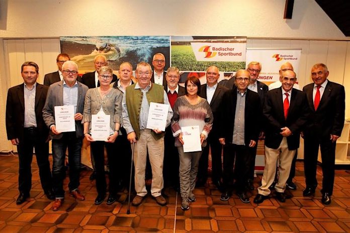 Langjährige Funktionäre erhielten goldene Ehrennadeln (Foto: Helmut Pfeifer)