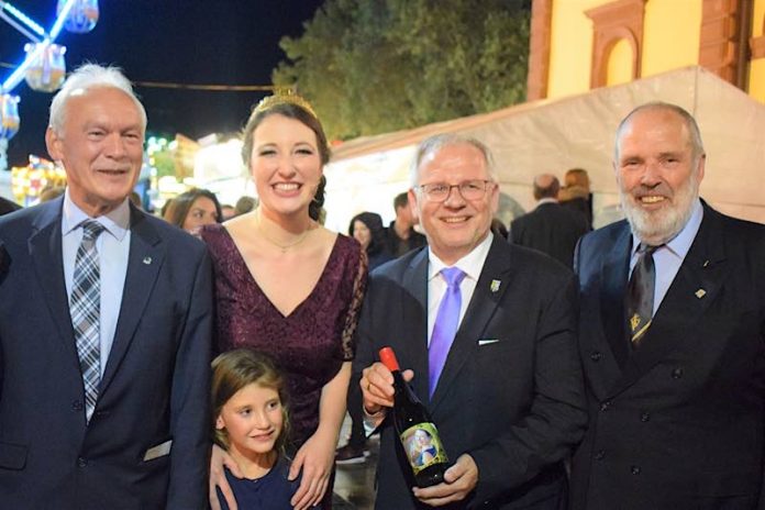 Bürgermeister Lothar Lorch, 81. pfälzische Weinkönigin Anna-Maria Löffler, Landrat Hans-Ulrich Ihlenfeld, stellv. Vorsitzender der Leisböhler WeinKultur Edgar Römelt. (Foto: Leisböhler WeinKultur Haßloch)