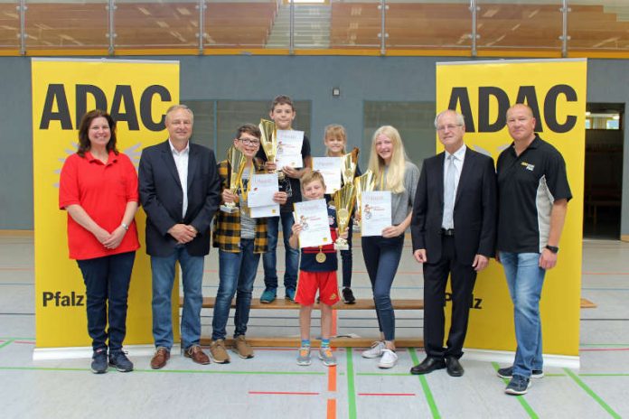 Siegerehrung der Pfalzmeister 2019: (v.l.n.r.) Evelyne Fingerle, Vorsitzende MSC Frankenthal, Thomas Barth, Geschäftsführer ADAC Pfalz, Tim Niklas Dornbusch (Kaiserslautern), Nico Transier (Esthal), Dominik Buchler (Worms), Lena Laudenbacher (Hochstadt), Lea Ptak (Esthal), Dr. Volker Kettenring, Vorstandsmitglied für Verkehr des ADAC Pfalz e.V., Steffen Fitzer, Leiter Verkehr und Technik ADAC Pfalz (es fehlt Lena Entling (Landau), Pfalzmeisterin der Mädchen Jahrgänge 2008-2009) (Foto: ADAC Pfalz)