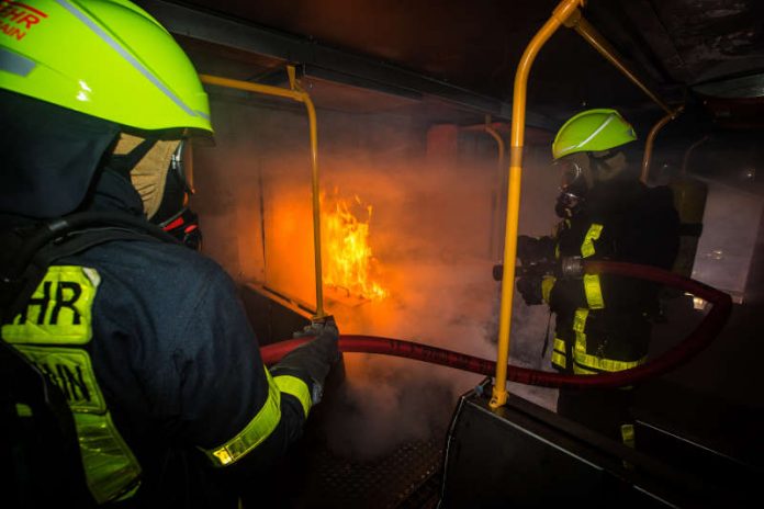 Feuerwehr bei der Brandbekämpfung (Foto: Feuerwehr Frankfurt)