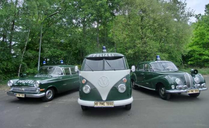 Polizeioldtimer v. l.: Opel Kapitän, VW T1 und BMW 501 Isar 12