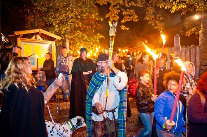 Samhain im Keltendorf (Foto: Donnersberg-Touristik-Verband)