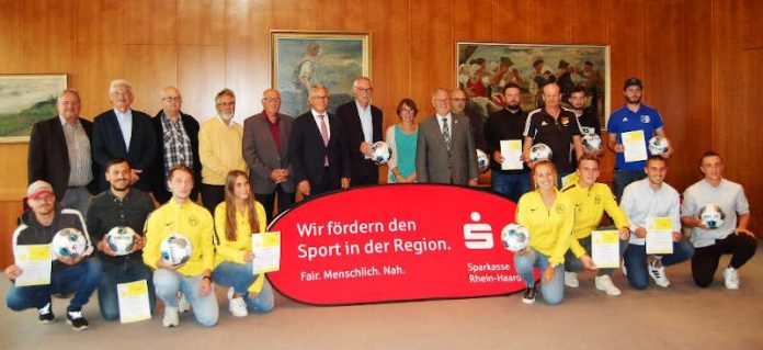 Preisübergabe an die Gewinner des Fair-Play-Wettbewerbes bei der Sparkasse Rhein-Haardt (Foto: Sparkasse Rhein-Haardt) Preisübergabe an die Gewinner des Fair-Play-Wettbewerbes bei der Sparkasse Rhein-Haardt (Foto: Sparkasse Rhein-Haardt)