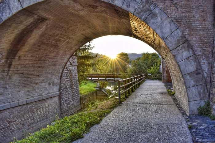 Symbolbild, Brücke, Weg, Wiese, Grünanlage, Wasser, kleiner Tunnel, Morgensonne, Frühjahr, Sommer © on Pixabay