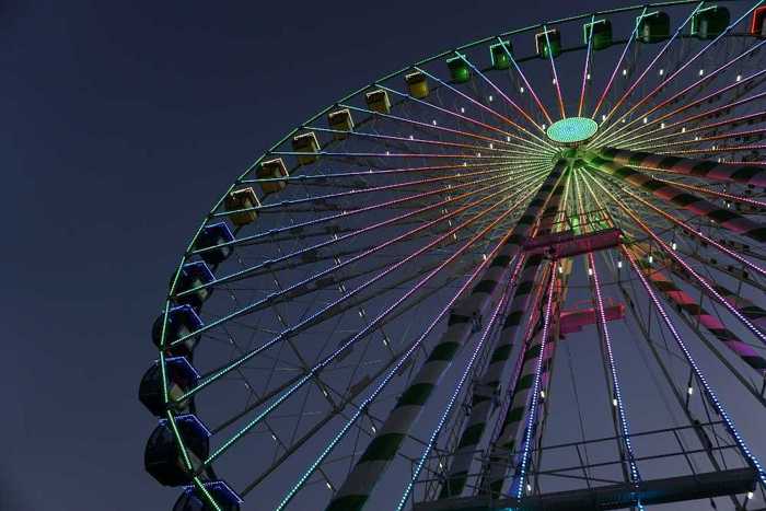 Symbolbild, Fest, Riesenrad, Gondeln, Dunkelheit, Jahrmarkt, Volksfest, Kirmes, Rummel © FireDisk on Pixabay