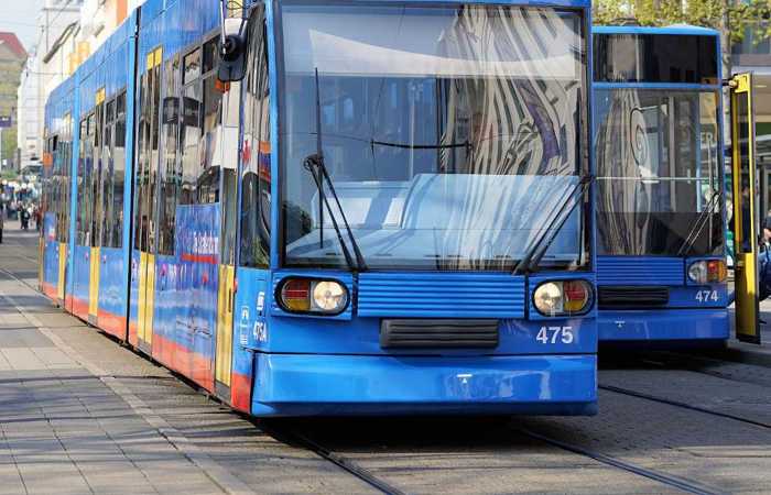 Symbolbild, Städte, Kassel, Straßenbahn blau, Haltestelle, Zug © on Pixabay