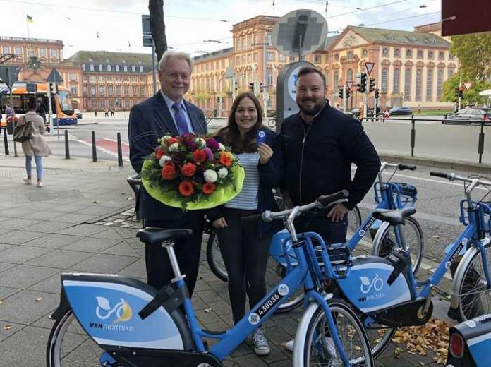 Foto: VRN: v.l.n.r.: Volkhard Malik, Geschäftsführer VRN GmbH; Alexandra Flöter, Studentin; Onur Semerci, Projektleiter nextbike GmbH