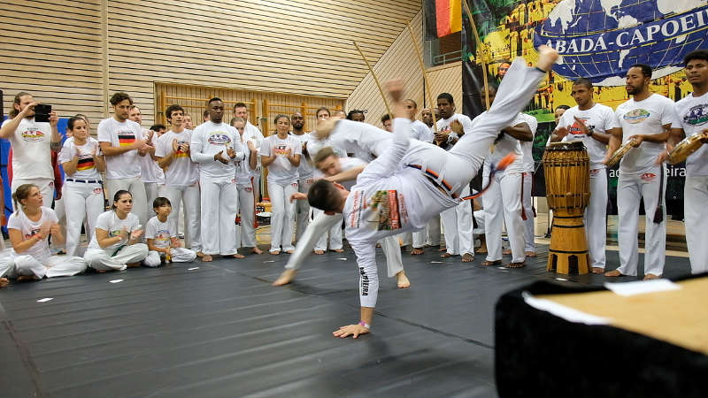 Der Karlsruher Alfred Xhelilaj (Capoeirista Calopsita) im Wettkampf (Foto: Uwe Böse)