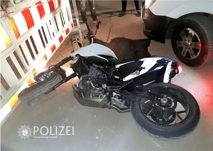 Das Motorrad ließ der Fahrer an einer Baustellenabsperrung zurück und setzte seine Flucht zu Fuß fort.