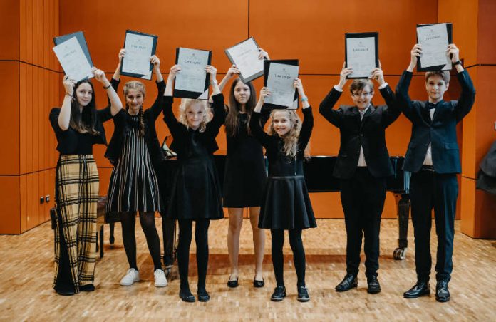 Preisträgerinnen und Preisträger aus dem Jahr 2019 (Foto: Stephan Presser) Preisträgerinnen und Preisträger aus dem Jahr 2019 (Foto: Stephan Presser)