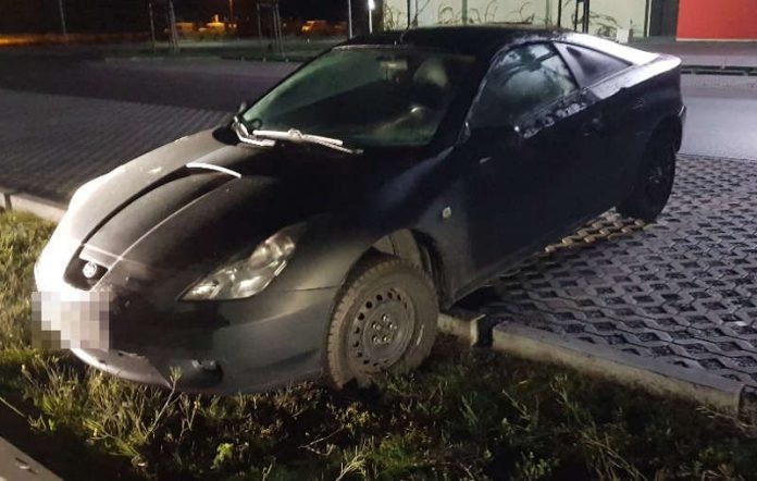 Der Mann fuhr er über die Parkplatzbegrenzung und blieb hängen (Foto; Polizei RLP)