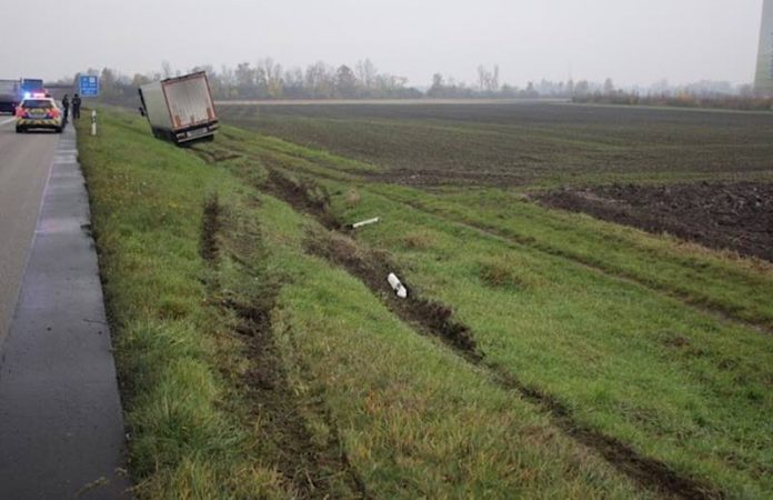 Glück im Unglück: der LKW kippte nicht um (Foto: Polizei RLP)