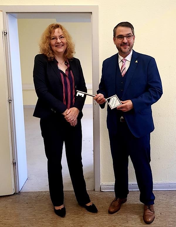 Oberbürgermeister Marc Weigel (r.) hat heute den symbolischen Schlüssel von Dr. Petra Wriedt (l.), stellvertretende Geschäftsführerin des Landesbetriebs Liegenschafts- und Baubetreuung (Landesbetrieb LBB) entgegen genommen. (Foto: Stadtverwaltung Neustadt)