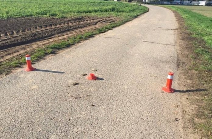 Der Poller in der Mitte wurde beschädigt (Foto: Polizei RLP)