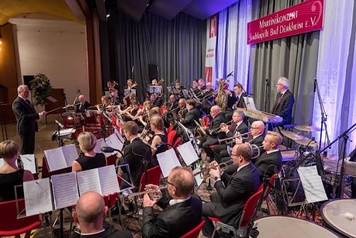 Die Stadtkapelle Bad Dürkheim unter der Leitung von Alfred Hann (Foto: Sparkasse Rhein-Haardt)