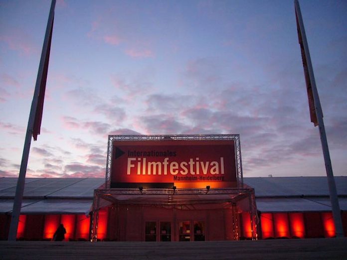 Festivalzelt in Abendstimmung (Foto: Hannes Blank)