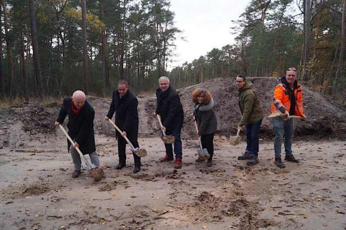 v.l.: Projektleiter Dr. Burkhardt Döll, Prof. Dr. Hannes Kopf (SGD Süd), Landrat Hans-Ulrich Ihlenfeld, Elke Thomas (Büroleiterin der Kreisverwaltung Bad Dürkheim), Christian Pons von BGS Wasserwirtschaft (Planung/Bauüberwachung), Bauleiter Axel Schmitt von Faber Bau. (Foto: Kreisverwaltung Bad Dürkheim)