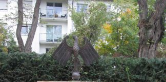 Die Adler-Skulptur auf dem Neustadter Hauptfriedhof (Foto: Stadtverwaltung Neustadt)