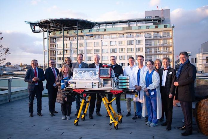 Die Spender (v.l.): Dr. Walter Huber von der Merck Family Foundation, Geschäftsführer Prof. Dr. Nawid Khaladj, Andrea Britsch von Merck Familiy Foundation, Katharina und Moritz Görmann von der Firma CTM-Com GmbH in Roßdorf, Thomas Pflanz von der Björn-Steiger-Stiftung, Jürgen Cammann von der Firma Wilhelm Klein Stuck-Putz-Malerei GmbH, PD Dr. Sven Ackermann, Direktor der Frauenklinik, Dr. Thomas Weissig, Oberarzt in der Neonatologie mit Viola Acker, Gesundheits- und Kinderkrankenpflegerin, Petra Raiß von der Stiftung der Volksbank Darmstadt/Südhessen Hoffnung für Kinder, Prof. Dr. Rupert Bauersachs, Vorsitzender des Fördervereins des Klinikums, und Michael Mahr von der Volksbank-Stiftung. (Foto: Klinikum Darmstadt)