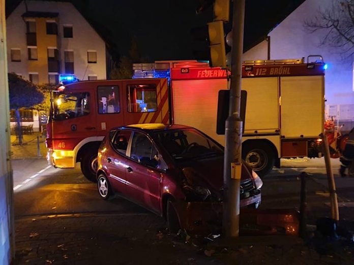 Der PKW fuhr gegen eine Ampel (Foto: Feuerwehr Brühl)