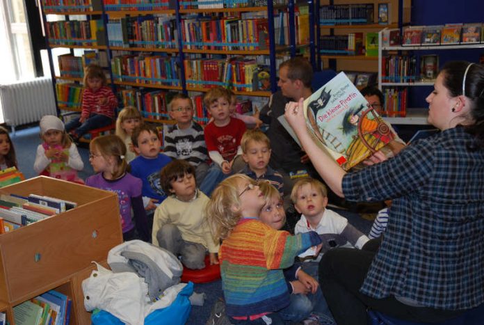 Büchervorlesen (Foto: Stadtbücherei Neustadt)