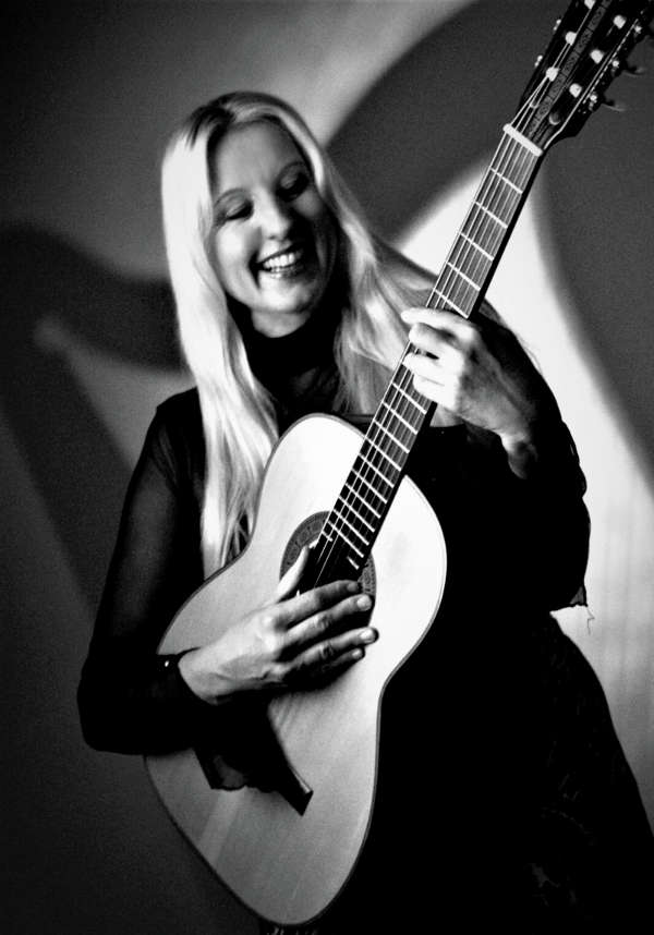 Claudia Pohel mit Gitarre