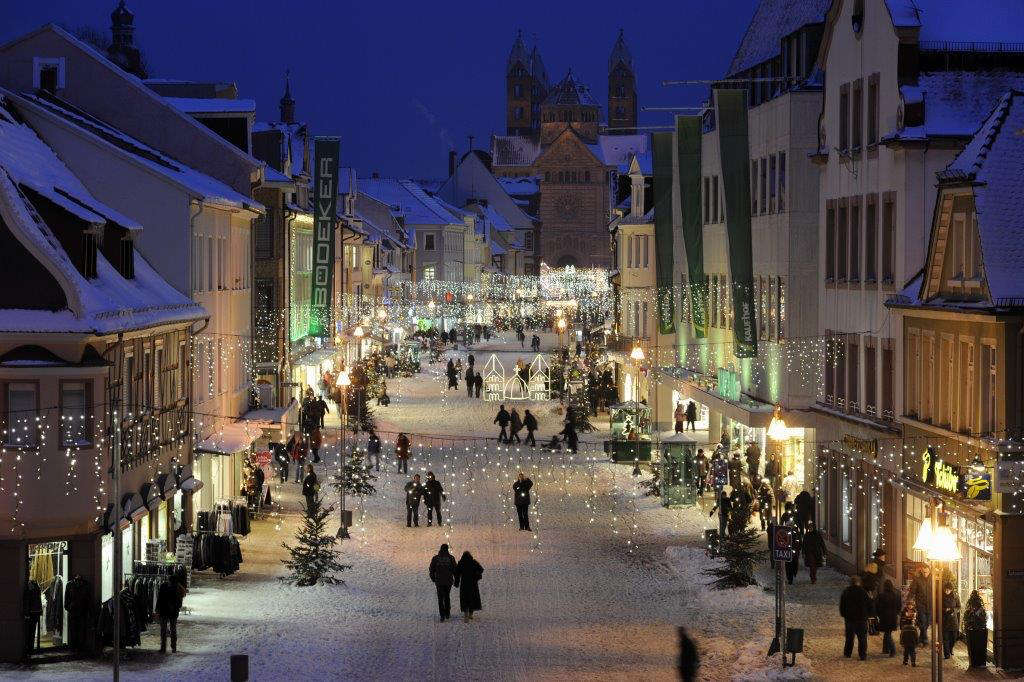 Die vorweihnachtliche Maximilianstraße in Speyer (Foto: Klaus Venus)
