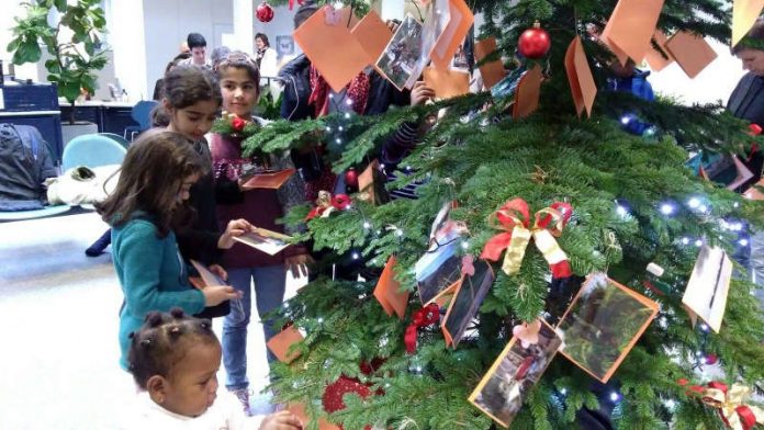 Kinder haben wieder Weihnachtswünsche an einen Tannenbaum gehängt, der im Bürgerbüro steht. (Foto: Stadtverwaltung Neustadt)