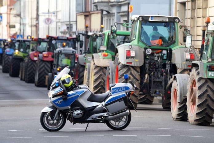 Polizeimotorrad bei der Absicherung der Demo (Foto: Holger Knecht)