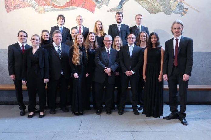 Das Vokalensemble mit seinem Leiter Simon Reichert (r.) (Foto: Stiftskantorei Neustadt)