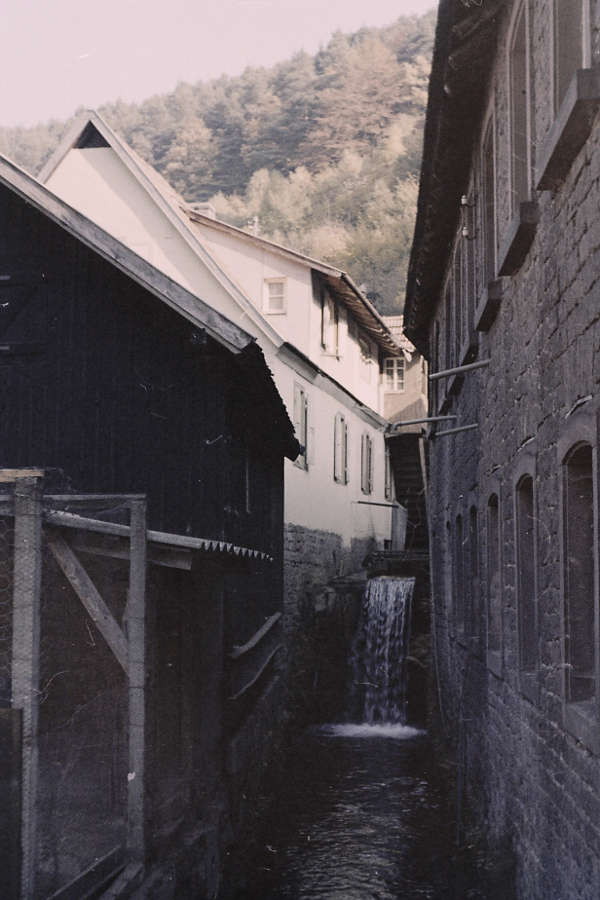 Das Foto stammt von 1972 und zeigt den damaligen Wasserabsturz, unter dem noch das letzte Wasserrad der Schmalenbergerschen Mühle vorhanden war. Im Wasserbau unter dem Fluter befanden sich bis nach 1900 fünf oberschlächtige Wasserräder mit einem jeweiligen Durchmesser von ca. 2,25 m. (Foto: Benno Münch)