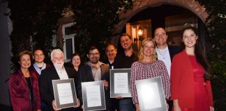 Gewinner DWI-Sekt-Sonderpreis 2019 (v.l.n.r.): Monika Reule (Deutsches Weininstitut), Volker Richter, Stefan Bottlinger (Vier Jahreszeiten eG), Janine Keicher, Klaus Keicher (Privatkellerei Klaus Keicher), Klaus Herres, Johannes Singer (Sektgut St. Laurentius), Christine Gradolph, Jochen Gradolph (Bioland Weingut Neuspergerhof), Angelina Vogt (Deutsche Weinkönigin). (Foto: DWI)