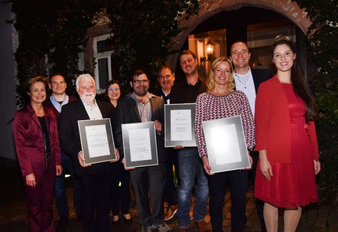 Gewinner DWI-Sekt-Sonderpreis 2019 (v.l.n.r.): Monika Reule (Deutsches Weininstitut), Volker Richter, Stefan Bottlinger (Vier Jahreszeiten eG), Janine Keicher, Klaus Keicher (Privatkellerei Klaus Keicher), Klaus Herres, Johannes Singer (Sektgut St. Laurentius), Christine Gradolph, Jochen Gradolph (Bioland Weingut Neuspergerhof), Angelina Vogt (Deutsche Weinkönigin). (Foto: DWI)