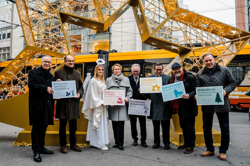 Präsentierten bei der heutigen Pressekonferenz die vielfältigen Attraktionen und Highlights der Weihnachtsstadt Karlsruhe: (v.l.n.r.) Dr. Thomas Schalla (Dekan Evangelische Kirche Karlsruhe), Hubert Streckert (Dekan Katholische Kirche Karlsruhe), Christkind Lena, Gabriele Luczak-Schwarz (Erste Bürgermeisterin der Stadt Karlsruhe), Thomas Rößler (Hauptverwaltung Durlach), Armin Baumbusch (Leiter Marktamt der Stadt Karlsruhe), Martin Wacker (Geschäftsführer der Karlsruhe Marketing und Event GmbH), Frank Theurer (Geschäftsführer City Initiative Karlsruhe) vor dem neuen Sternentor in der Lammstraße. (Quelle: KME Karlsruhe Marketing und Event GmbH - Foto: Franziska Lickteig)