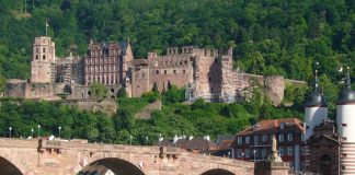 Rudern auf dem Neckar unter der Alten Brücke (Foto: Landesruderverband Baden-Württemberg)