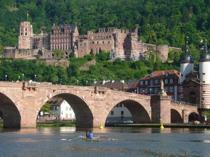 Rudern auf dem Neckar unter der Alten Brücke (Foto: Landesruderverband Baden-Württemberg)