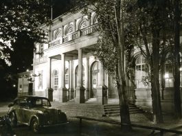 Das Titelbild des Kalenders zeigt den Saalbau in den 1950er Jahren. (Foto: Neustadt an der Weinstraße)