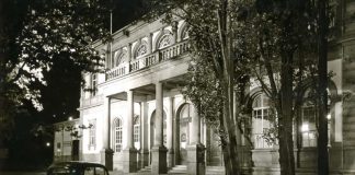 Das Titelbild des Kalenders zeigt den Saalbau in den 1950er Jahren. (Foto: Neustadt an der Weinstraße)