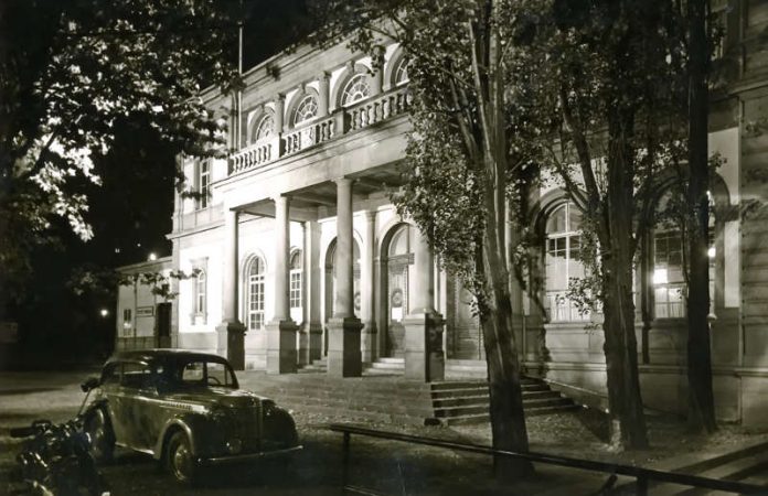 Das Titelbild des Kalenders zeigt den Saalbau in den 1950er Jahren. (Foto: Neustadt an der Weinstraße)