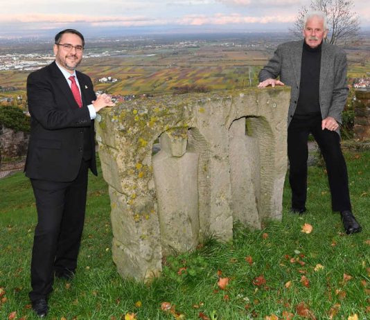 Oberbürgermeister Marc Weigel (l.) und Theo Rörig mit der Skulptur "9. November 1989" im Hambacher Schlosspark. (Foto: Stiftung Hambacher Schloss)