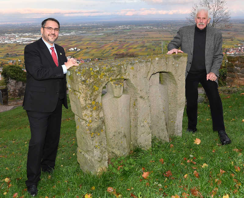 Oberbürgermeister Marc Weigel (l.) und Theo Rörig mit der Skulptur 