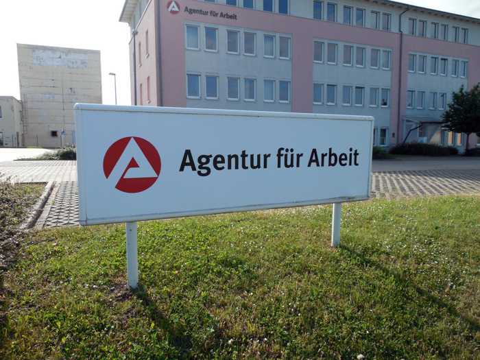 Symbolbild, Gebäude, Agentur für Arbeit, Schild, Aussen (pxhere)