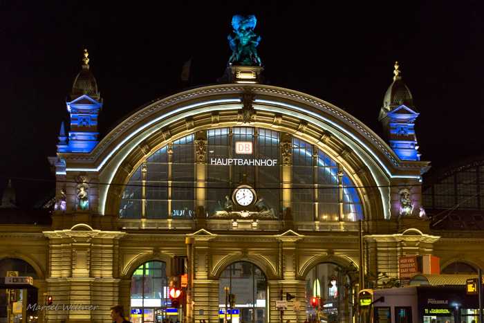 Symbolbild, Städte, FFM, Hauptbahnhof, Aussenansicht, Mitternacht, beleuchtet © on Pixabay