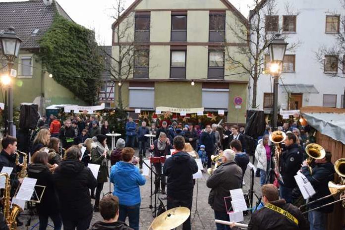(Stadt Sinsheim): Rund um die Evangelische Kirche herrscht Weihnachtsstimmung pur
