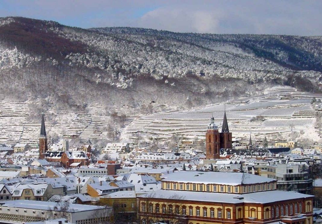 Blick auf Neustadt a.d.W. mit Saalbau und Stiftskirche (Foto: fotogalerie-neustadt.de)