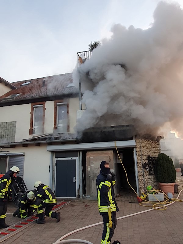 Gebäudebrand in Edenkoben (Foto: Presseteam Feuerwehr Verbandsgemeinde Edenkoben)