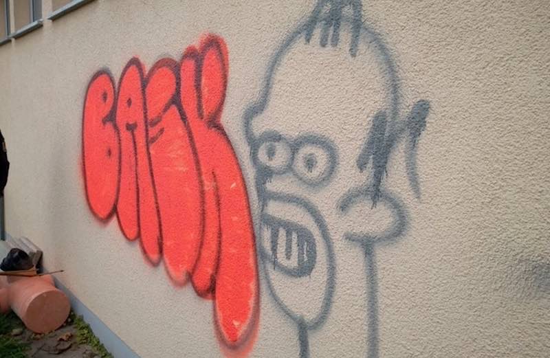 Die Rückseite der Grundschule in Mühlheim wurde mit Graffiti beschmiert. (Foto: Polizei RLP)