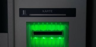 Symbolbild EC-Karte, Scheckkarte, Geld, Bankautomat © Hans Braxmeier on Pixabay