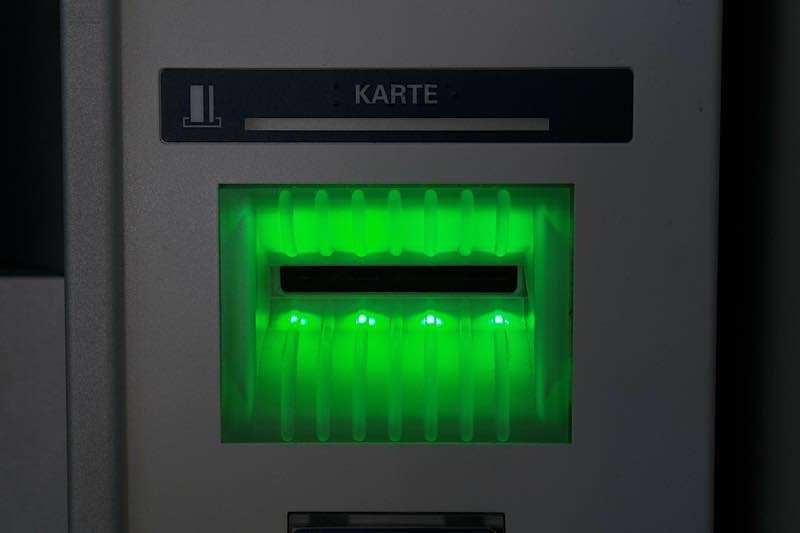 Symbolbild EC-Karte, Scheckkarte, Geld, Bankautomat © Hans Braxmeier on Pixabay